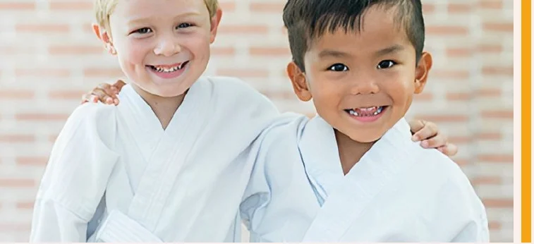 Imagem com duas crianças felizes.